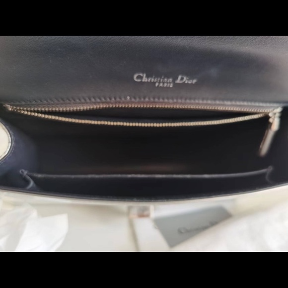 DIOR
Metallic Patent Micro-Cannage Medium silver - Picture 10 of 12
